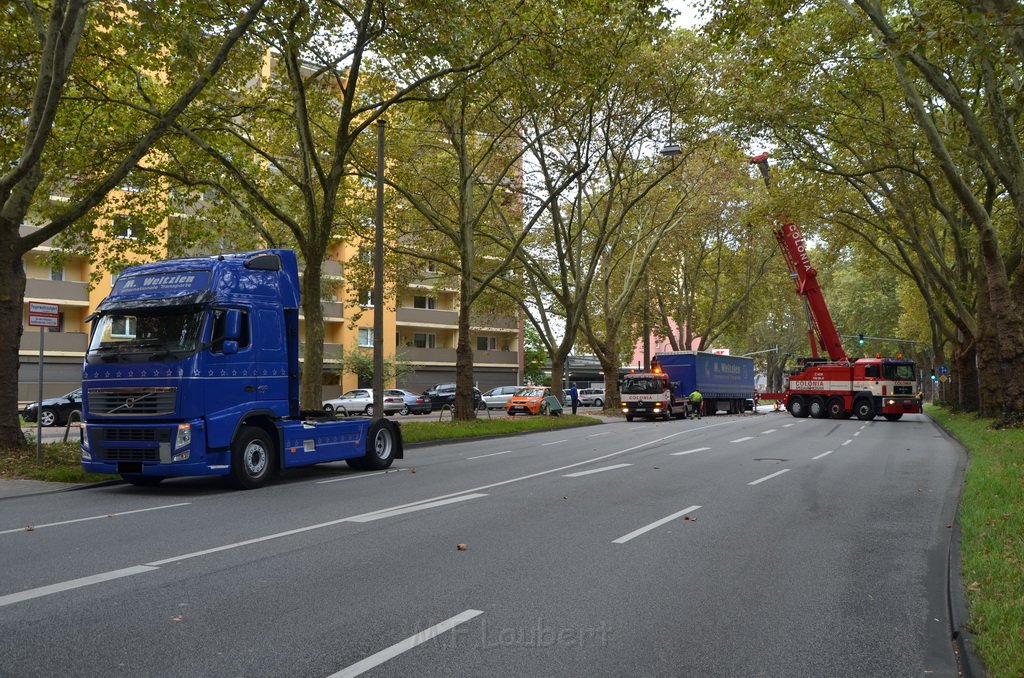 LKW verliert Auflieger Koeln Boltensternstr Pasteurstr P2003.JPG